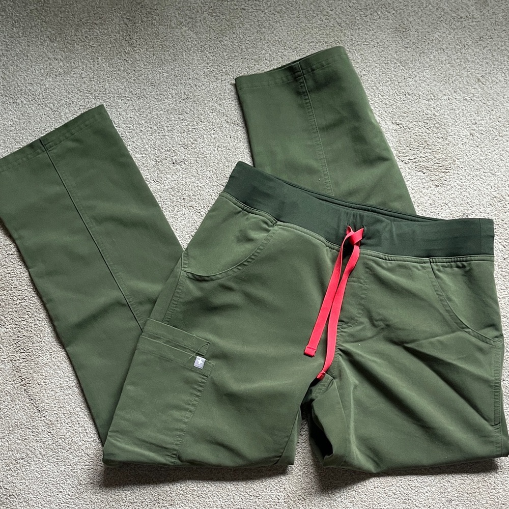 Figs Cade cargo pants- mid rise—olive